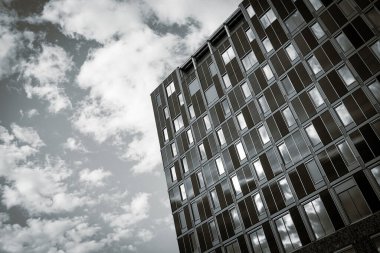 Bulutlu gökyüzüne karşı binanın düşük açılı görüntüsü 