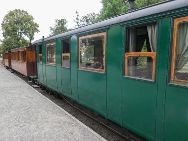 İstasyonda duran eski bir tren. 