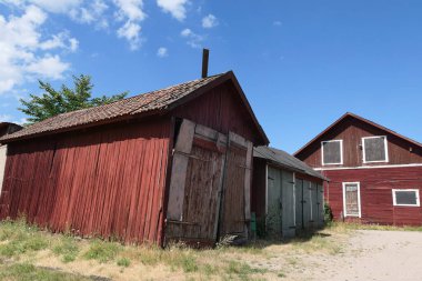 Gökyüzüne karşı çiftlik binalarının düşük açılı görüntüsü 