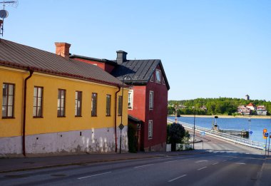 Açık gökyüzüne karşı şehirdeki binaların görüntüsü