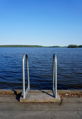 Açık mavi gökyüzüne karşı gölün manzarası