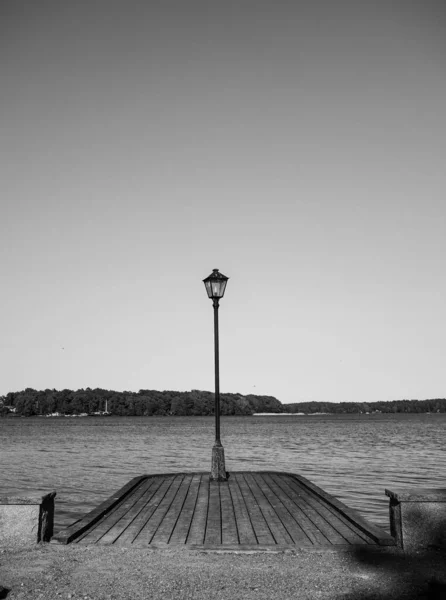 湖前的灯柱视图 — 图库照片