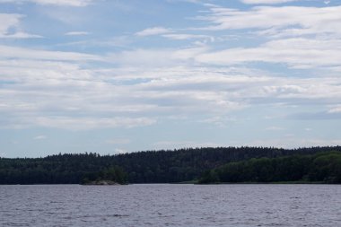 Gökyüzüne karşı bir gölün manzarası