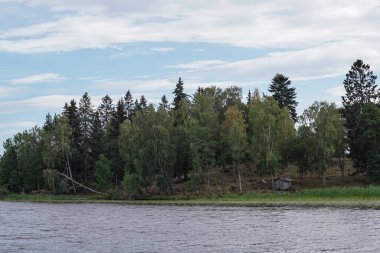Gökyüzüne karşı bir gölün manzarası