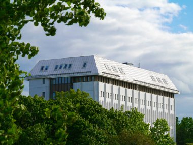 Bulutlu gökyüzüne karşı bir binanın alçak açılı görüntüsü 