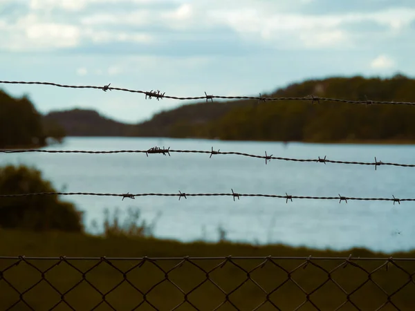 湖に対する鉄条網の閉鎖 — ストック写真