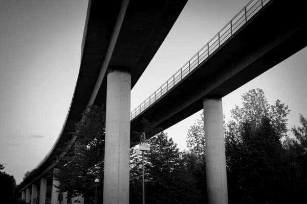 空に対する橋の低角度ビュー — ストック写真