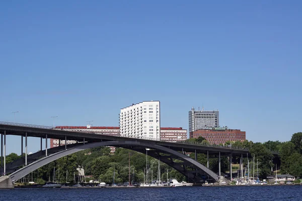 清澈的蓝天映衬着河上的桥 — 图库照片