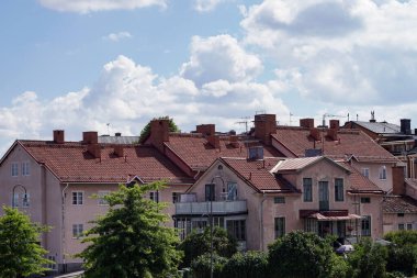 Bulutlu gökyüzüne karşı binaların görüntüsü