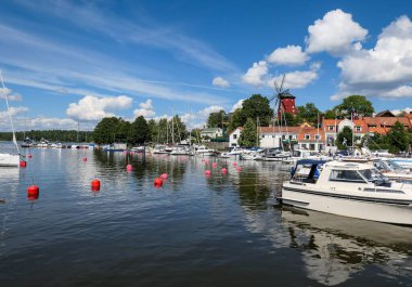 Bulutlu gökyüzüne karşı nehirdeki teknelerin görüntüsü
