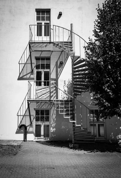 Вид Здание Спиральной Лестницей Снаружи — стоковое фото