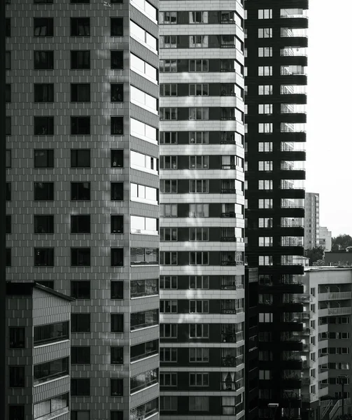 Προβολή Ενός Σύγχρονου Κτιρίου Μαύρο Και Άσπρο — Φωτογραφία Αρχείου