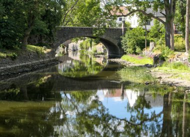 Şehirdeki bir kanal üzerindeki kemer köprüsünün görüntüsü 