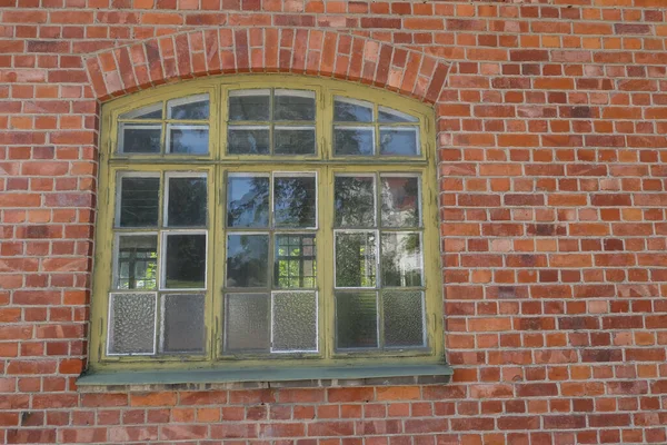窓のあるレンガ造りの建物のフルフレームショット — ストック写真