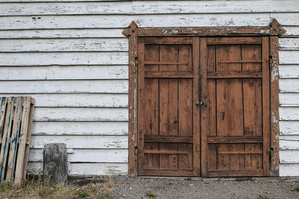 Μια Κλειστή Πόρτα Παλιό Εγκαταλελειμμένο Κτίριο — Φωτογραφία Αρχείου