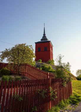 Gökyüzüne karşı çan kulesinin alçak açılı görüntüsü