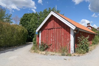 Kırmızı binanın görüntüsü gökyüzüne karşı yolları süslüyor 