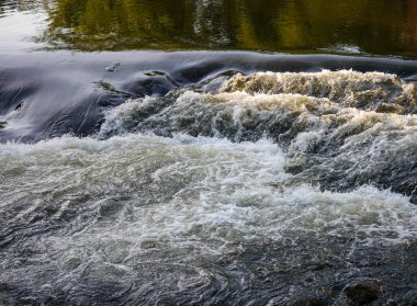 Kayaların arasından akan suyun yüksek açılı görüntüsü