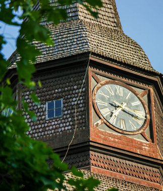 Gökyüzüne karşı saat kulesinin alçak açılı görüntüsü