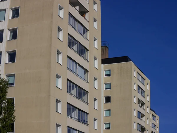 澄んだ空に対するアパートの建物の低角度ビュー — ストック写真