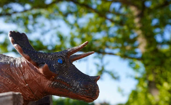 Крупным Планом Игрушечного Динозавра Открытом Воздухе — стоковое фото