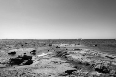 Siyah beyaz deniz manzarası. 