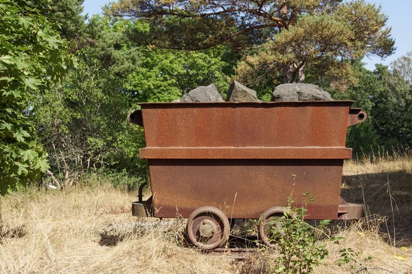 装满石头的旧矿车 — 图库照片