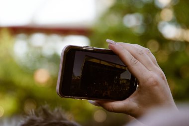 Konser sırasında telefon tutarken kesilmiş el. 