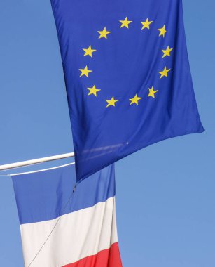 Açık mavi gökyüzüne karşı Avrupa Birliği bayrağının düşük açılı görüntüsü