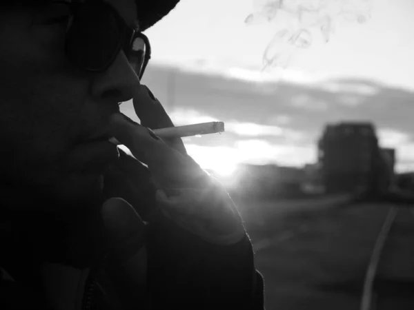 Κοντινό Πλάνο Ενός Άνδρα Που Καπνίζει Δύση Του Ηλίου — Φωτογραφία Αρχείου