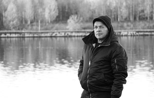 Ein Mann Steht Schwarz Weiß See — Stockfoto