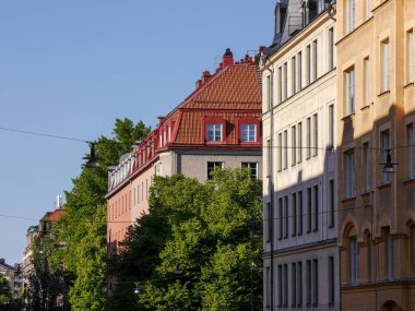 Açık gökyüzü karşı binaların düşük açılı görünüş
