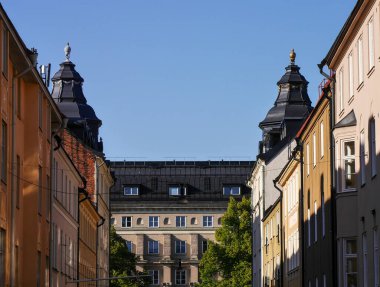 Açık mavi gökyüzü karşı binaların düşük açılı görünüş