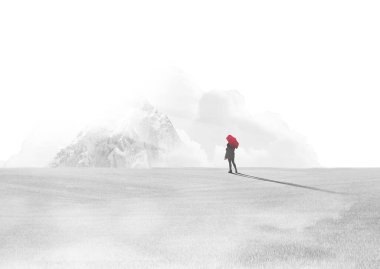 Bulutlu gökyüzüne karşı ayakta duran şemsiyeli bir kadın. 