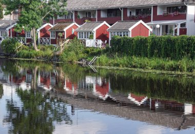 Nehrin gökyüzüne karşı binalarla manzarası