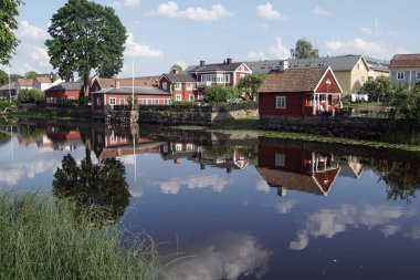 Nehrin gökyüzüne karşı binalarla manzarası