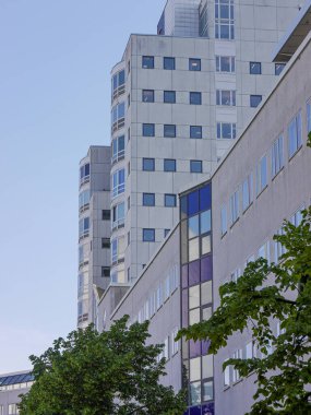 Gökyüzüne karşı binaların alçak açılı görüntüsü 