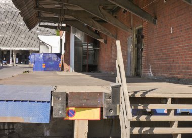 Şehirde eski bir yükleme iskelesi var.