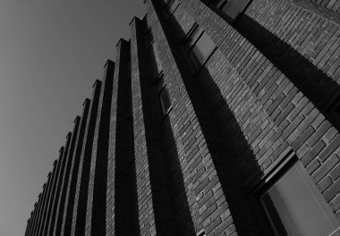 Temiz gökyüzüne karşı tuğla binanın düşük açılı görüntüsü