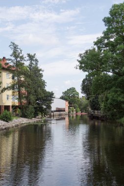 Nehrin gökyüzüne karşı binalarla manzarası