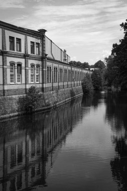 Gökyüzüne karşı inşa edilerek nehrin manzarası