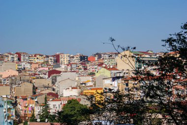 Açık mavi gökyüzüne karşı şehrin yüksek açılı görüntüsü