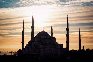 Gün batımında gökyüzüne karşı Siluet Camii