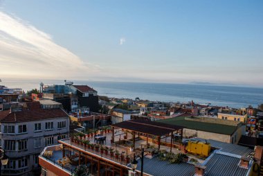 Gökyüzüne karşı deniz manzaralı şehir manzarası