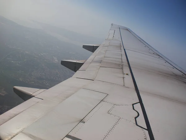 Sluiten Van Een Vleugel Naar Een Vliegtuig — Stockfoto