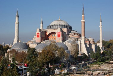 Gökyüzüne karşı bir cami manzarası
