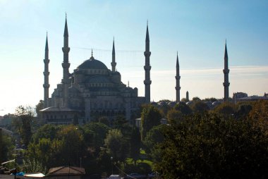 Gökyüzüne karşı bir cami manzarası