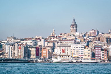 Açık gökyüzüne karşı deniz kıyısındaki binaların görüntüsü