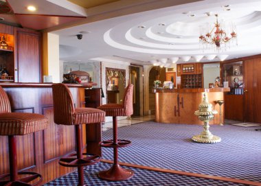 Kapalı bir otel lobisi manzarası.
