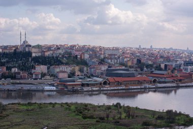 Gökyüzüne karşı şehrin yüksek açılı görüntüsü